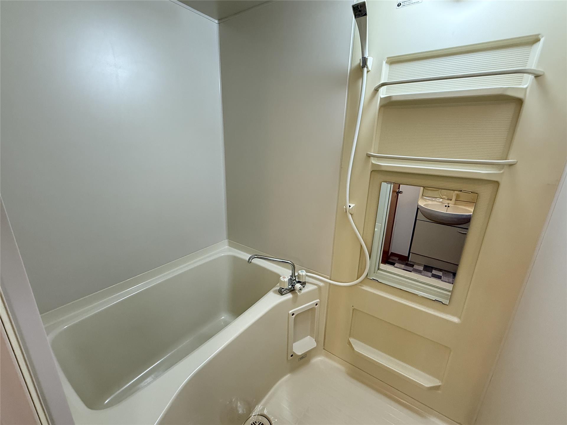 バス・シャワールーム　棚付きのバスルームです☆