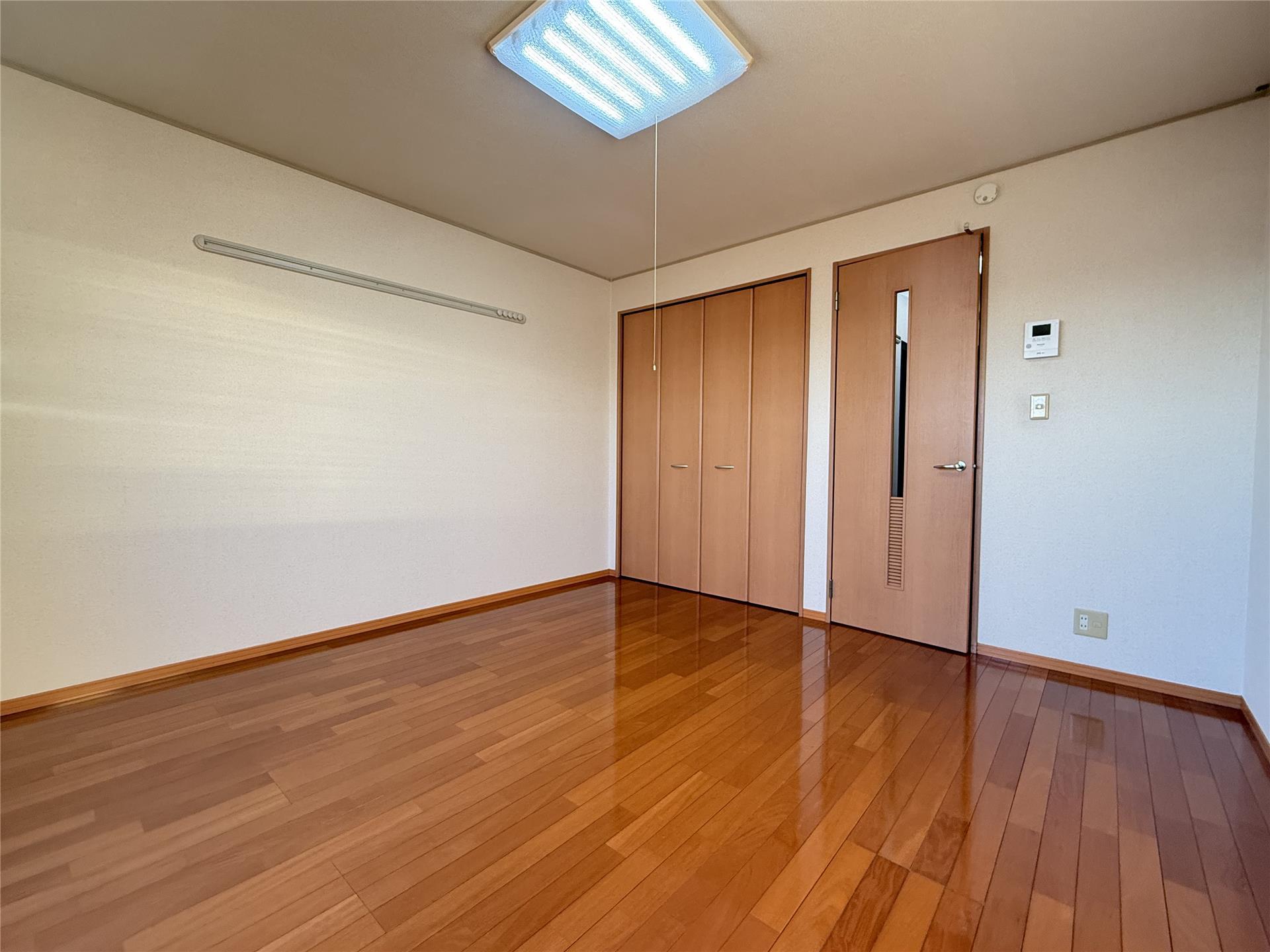 居室・リビング　８帖の洋室は収納もあります☆