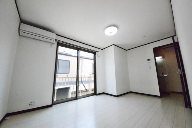 居室・リビング　フローリングも白で綺麗です。