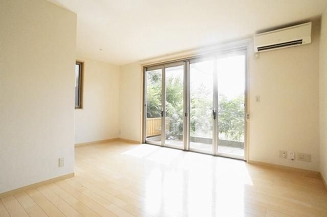 居室・リビング　別号室参考写真です