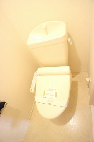 トイレ　温水洗浄暖房便座ついてます♪