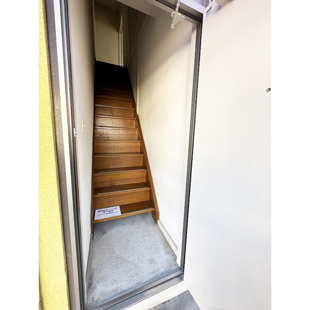 玄関　玄関は１階お部屋は２階でプライバシーが守られます