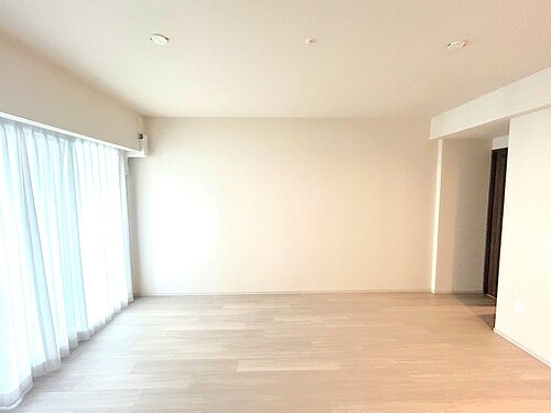 居室・リビング　リビングダイニング（カーテンは撤去します）