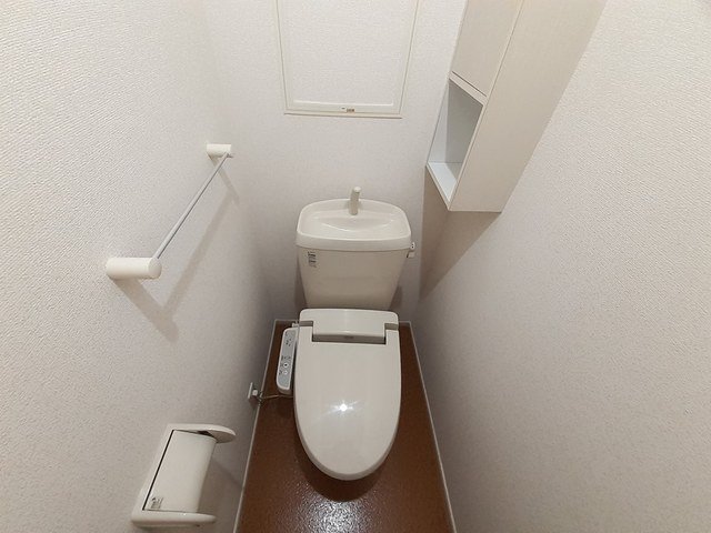 トイレ　落ち着いた色調のトイレです