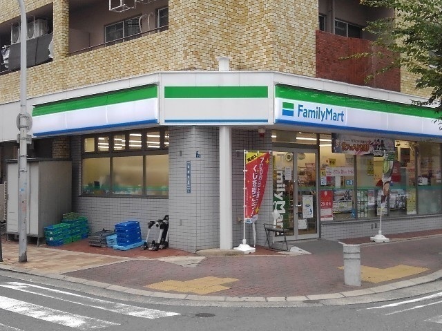 コンビニ　ファミリーマート様（コンビニ）まで150m