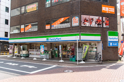 コンビニ　ファミリーマート大田区役所前店（コンビニ）まで72m