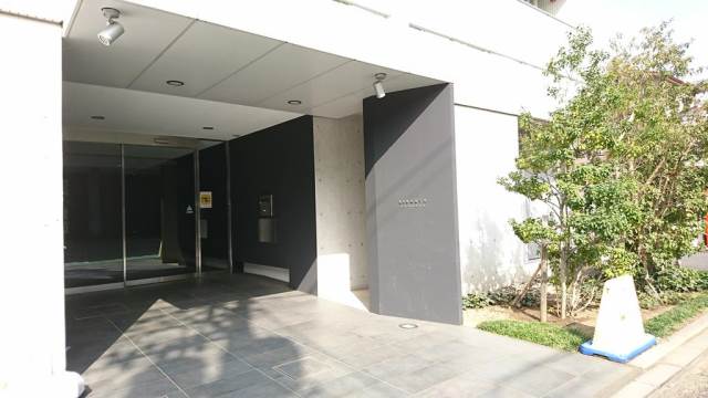 エントランス　スタイリッシュで高級感あるエントランスです