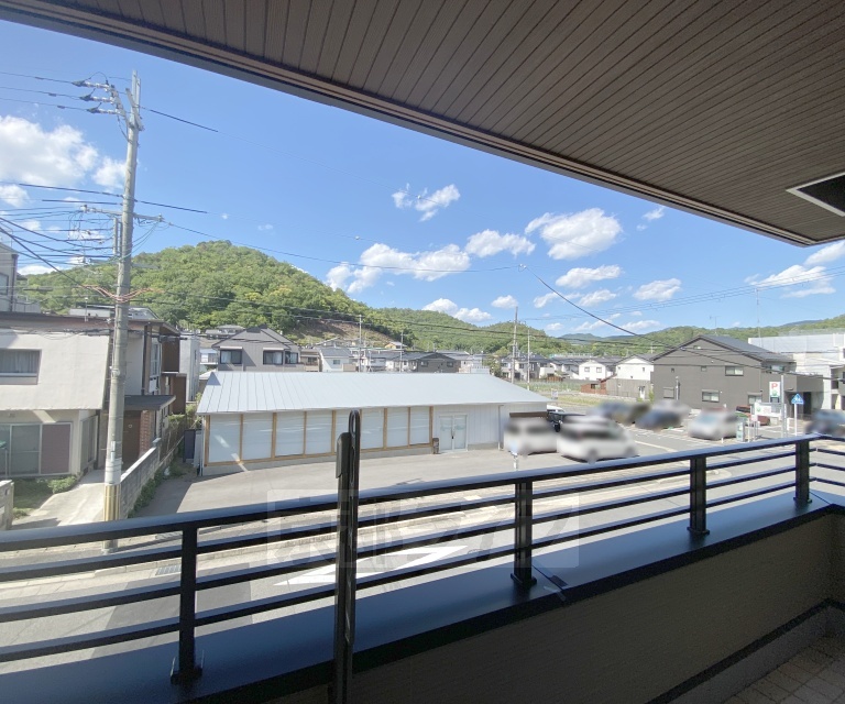 眺望　バルコニーからの景色です。山々が望めます。