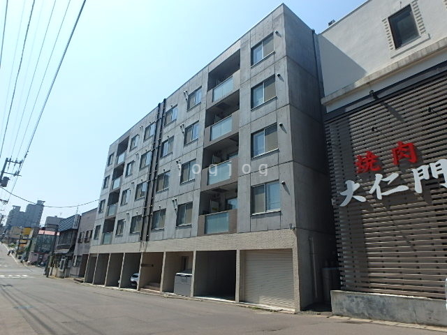 建物外観　マンション専用ゴミＢＯＸもあります