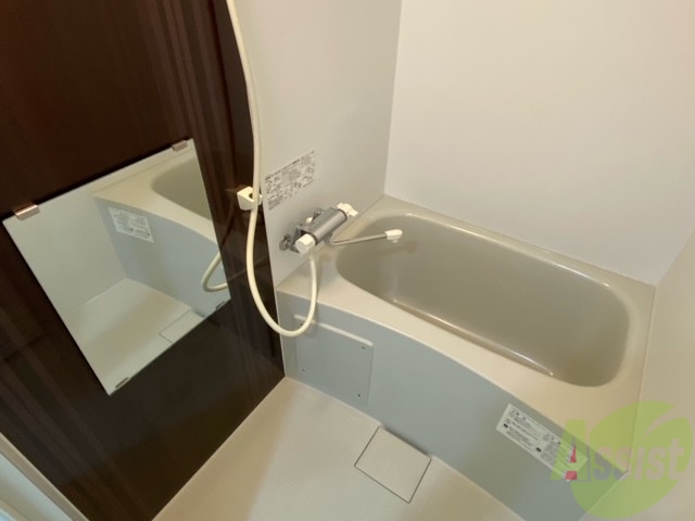 バス・シャワールーム　広いので足を伸ばしてゆっくりと浸かることができるお風呂です。