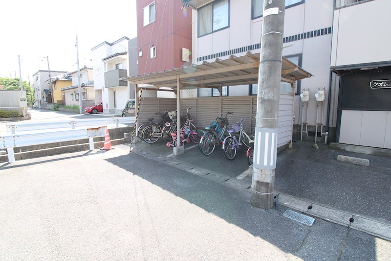 その他共有部分　屋根付き駐輪場あります