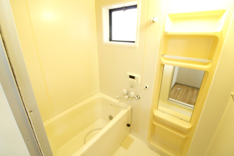 バス・シャワールーム　窓がついた明るいバスルーム