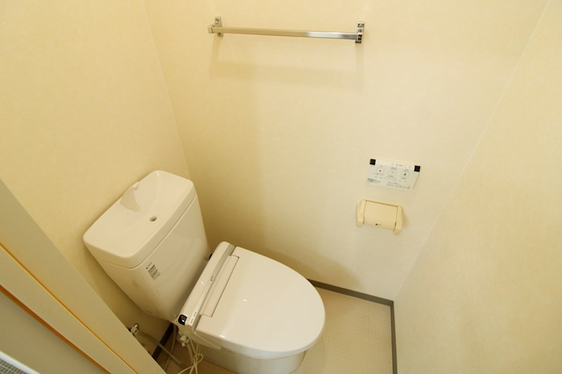 トイレ　ウォシュレット付きのきれいなトイレ