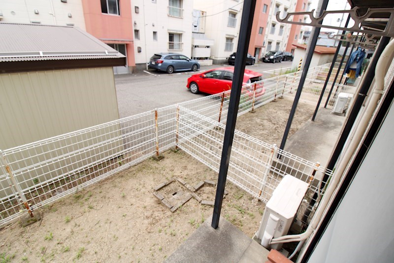 バルコニー　陽あたりの良い南向きのテラス付き