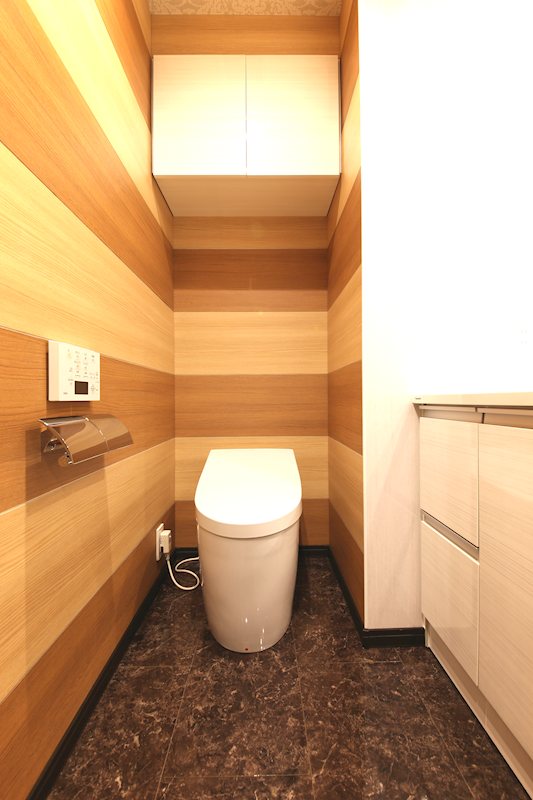 トイレ　タンクレス&温水洗浄便座が装備