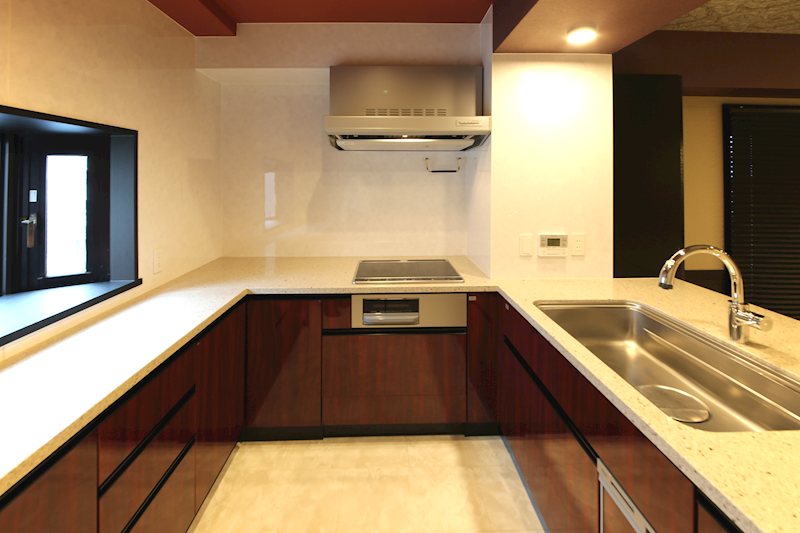 キッチン　効率的に作業ができるコの字型システムキッチン