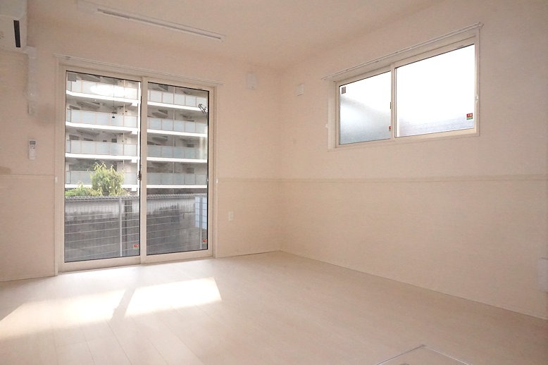 居室・リビング　９．１帖の広々洋室♪