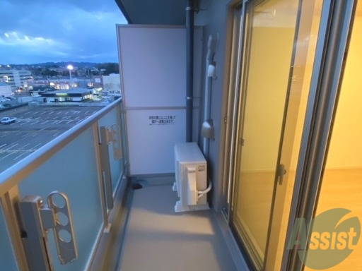 バルコニー　バルコニーはこちら、お洗濯ものも干せますね