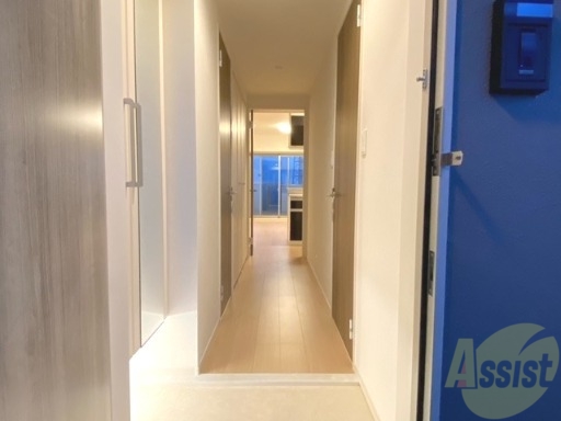 玄関　玄関を入ると白を基調としたすてきなお部屋になってます