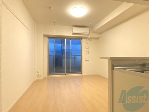 居室・リビング　白を基調としたカウンターキッチンのあるお部屋です