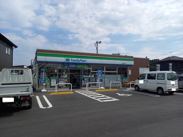 コンビニ　ファミリーマート（コンビニ）まで551m