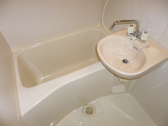 バス・シャワールーム　バスルームです。