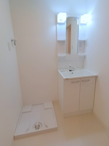 洗面設備　シャンドレ付き洗面化粧台と室内洗濯機置き場