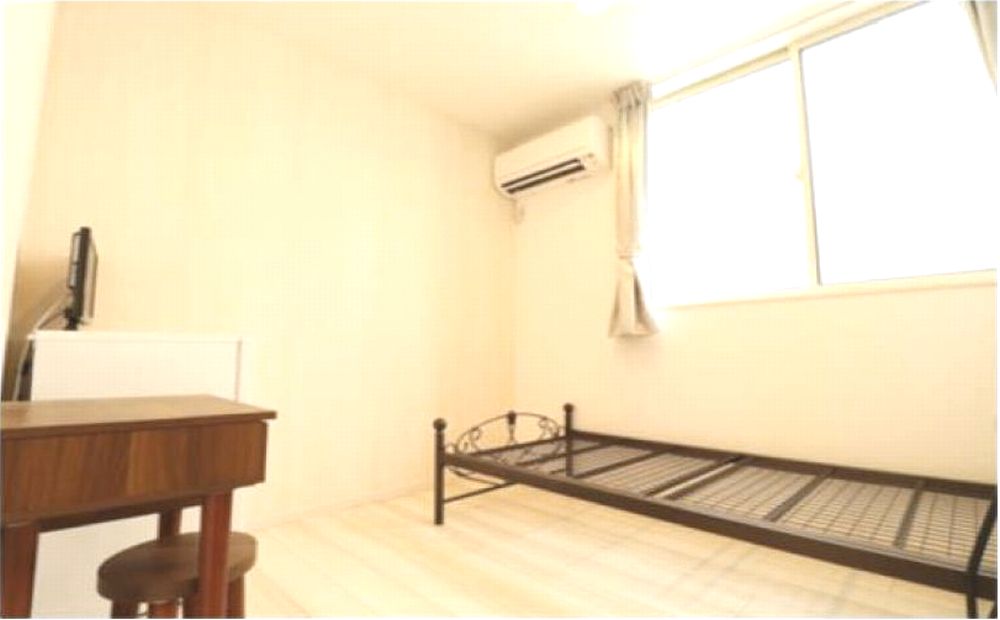 居室・リビング　ベッド・デスク・エアコンなど専用設備が充実☆