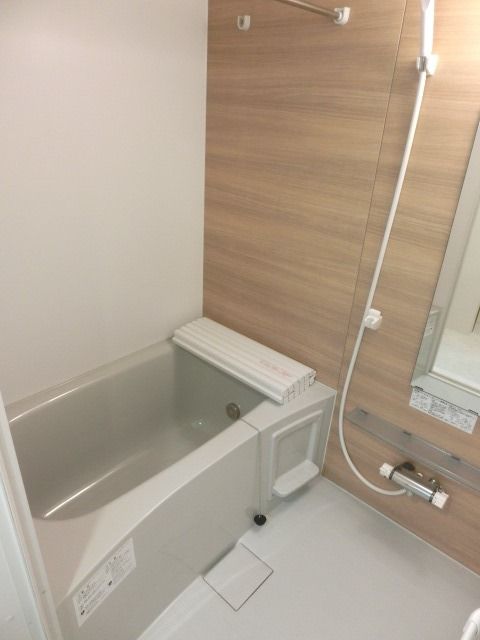 バス・シャワールーム　追焚はもちろん、雨の日に便利な浴室乾燥機付き