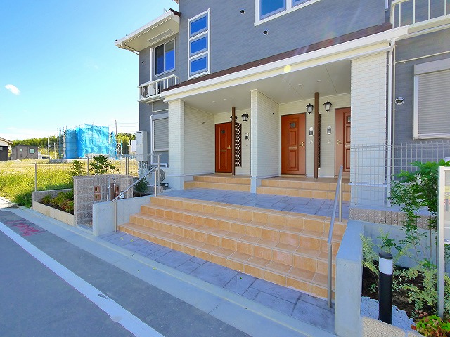 エントランス　落ち着いたエントランスです