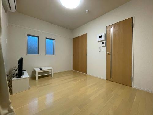 居室・リビング　角部屋のみ側面に窓あり。