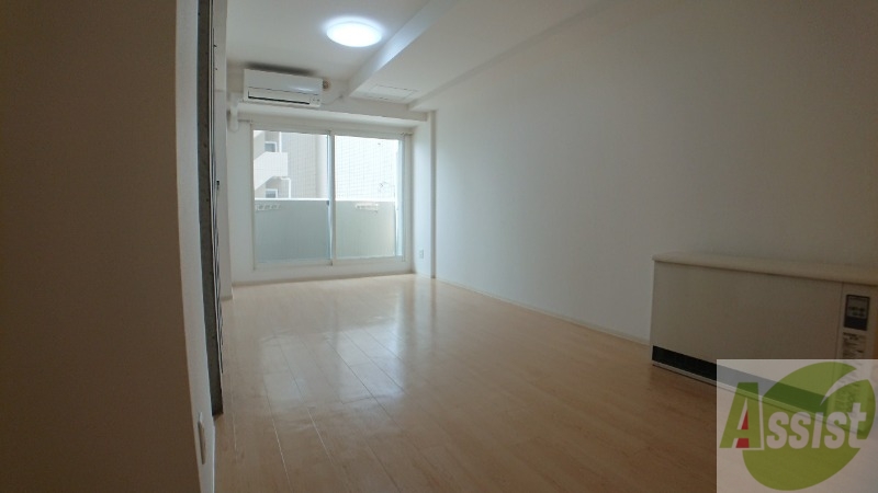 居室・リビング　リビングです。木目のフローリングが落ち着きますね。