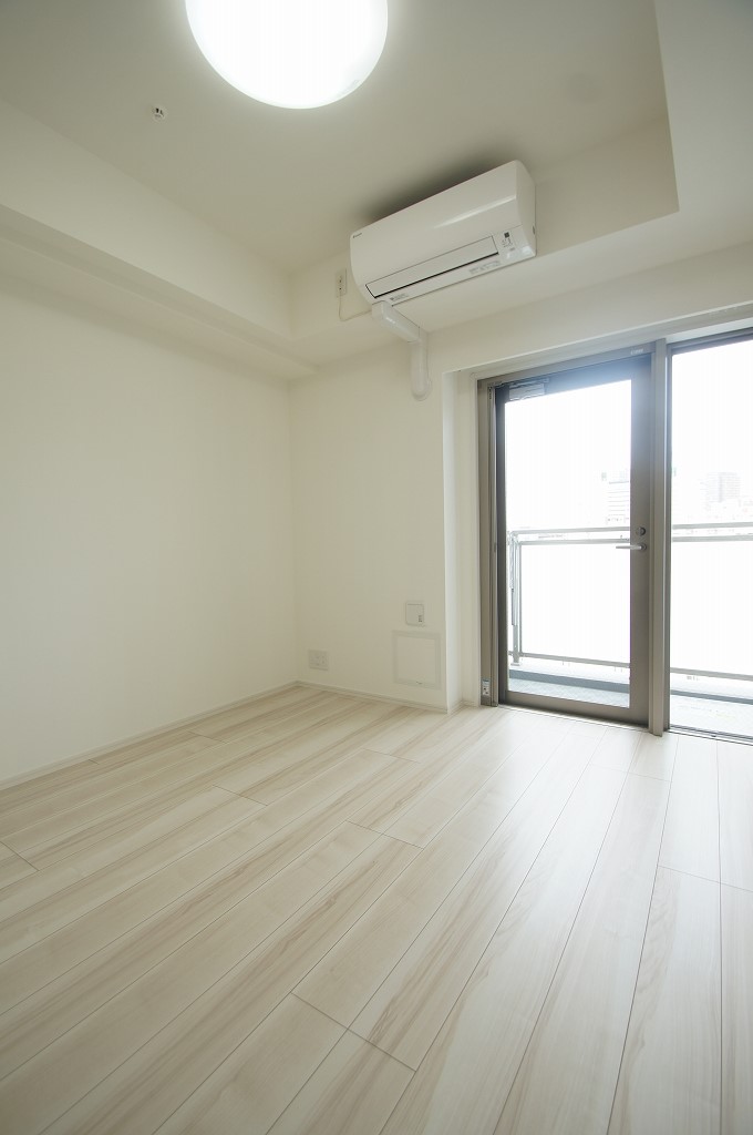 居室・リビング　優しい色合いのフローリングの居室です