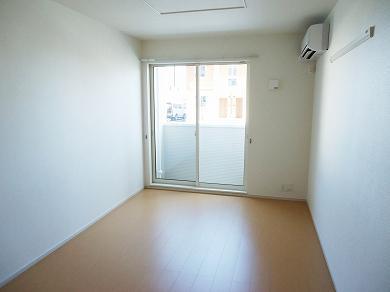 居室・リビング　エアコン付きバルコニーに面した洋室6帖♪