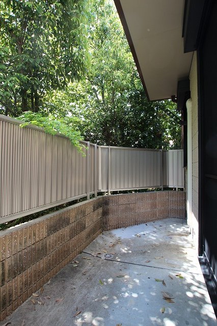 庭　別号室の写真です（反転）