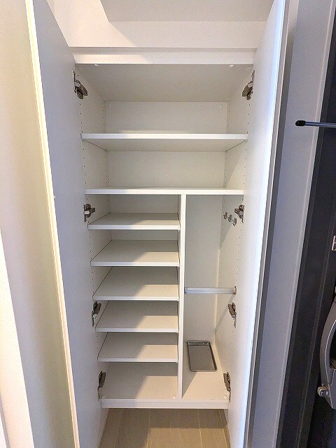 玄関　傘入れもある収納豊富なトールタイプのシューズBOX