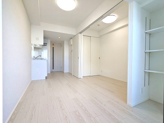 居室・リビング　リビングに床暖房、全室照明付き、上階は目の前建物なく開放感あ