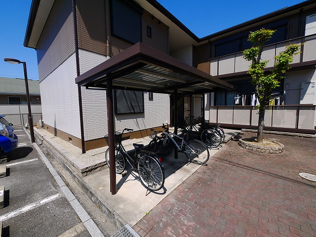 その他共有部分　雨の日も安心の駐輪場です