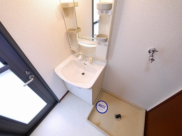 洗面設備　明るい洗面所です