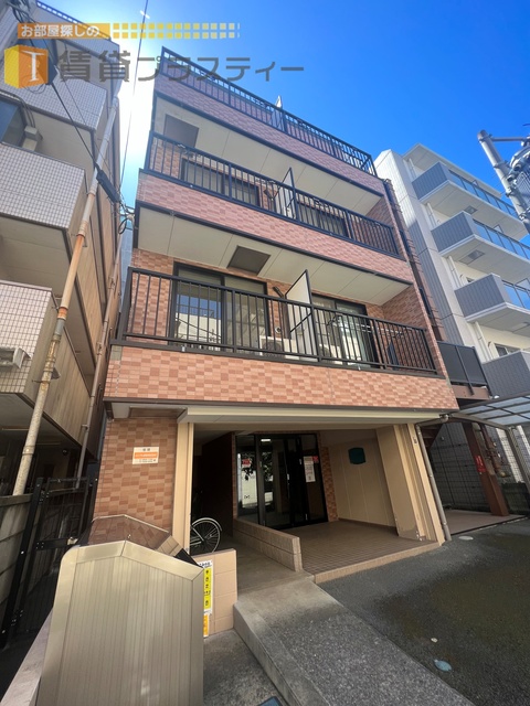 建物外観　ほぼ駅前通りに立地のオートロックマンション