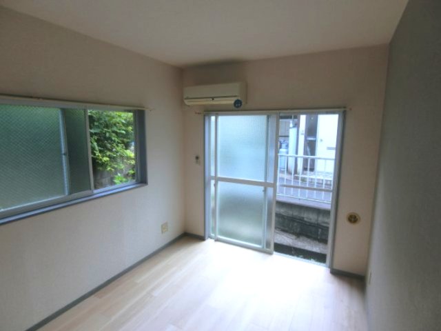 居室・リビング　他のお部屋の参考写真となります。※横の窓はございません。