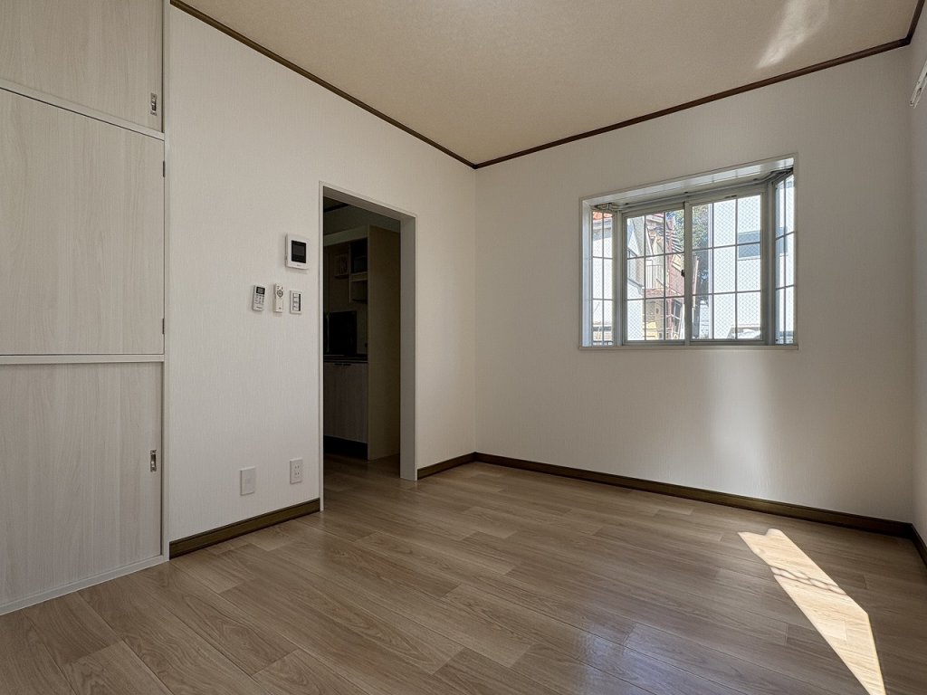 その他部屋・スペース　角部屋出窓付き・風通しも良いです。綺麗な室内。