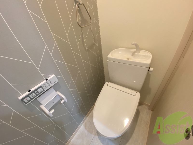 トイレ　トイレはこちらのウォシュレット付きになりますね。