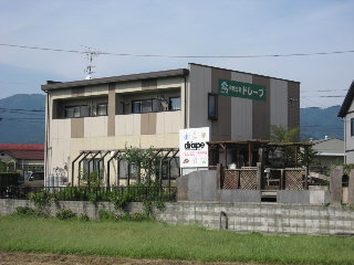 建物外観　周辺に買い物施設が溢れた好立地物件