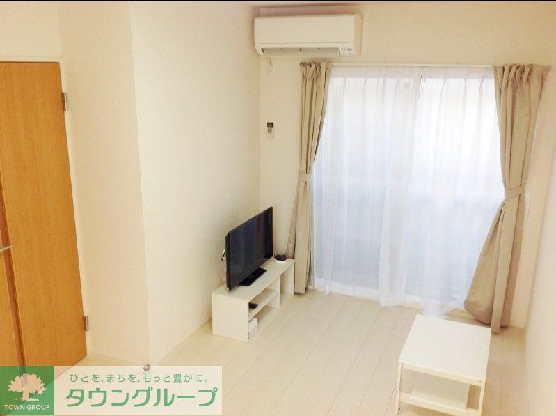 居室・リビング　バルコニー付きの広々としたお部屋です♪