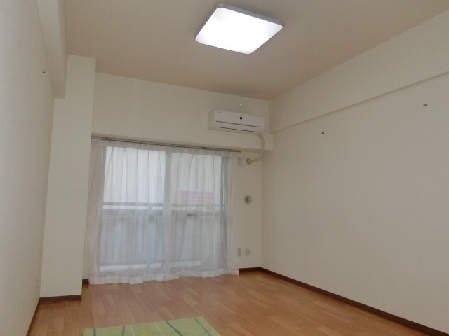 居室・リビング　天井の高いお部屋で、居室の広さに加え更に開放感を感じます。