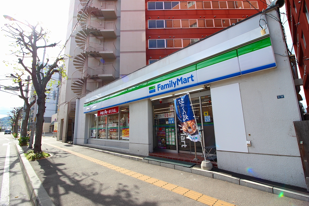 コンビニ　ファミリーマート札幌中の島店（コンビニ）まで566m