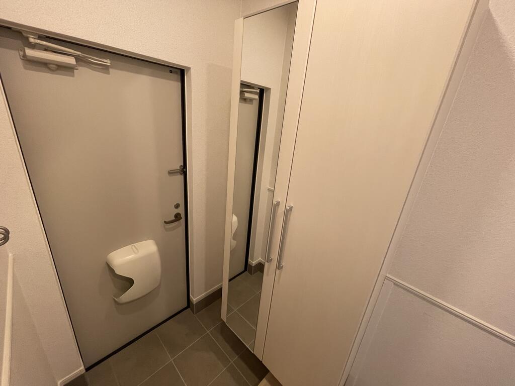 玄関　ミラー付きのトールタイプシューズボックス♪