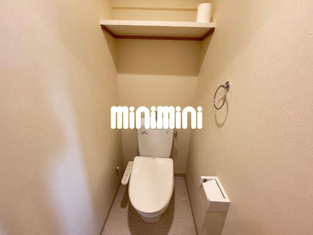 トイレ　収納棚が付いています