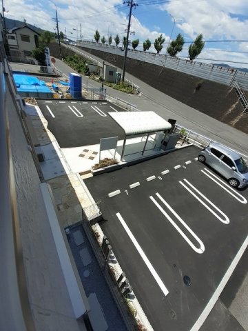 駐車場　駐車場があるので、車を買う予定の方も安心です